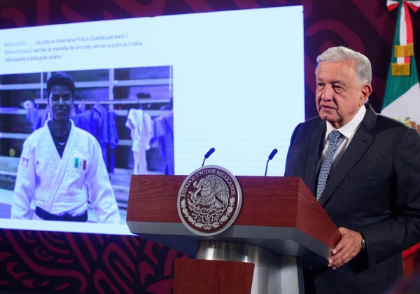 López Obrador celebra la medalla de plata de la judoca Prisca Awiti Alcaraz en París 2024