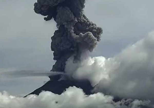 Emite Popocatépetl espectacular fumarola