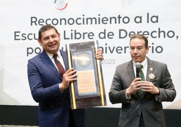 Por amor a la Educación reconocen labor de la Libre de Derecho de Puebla