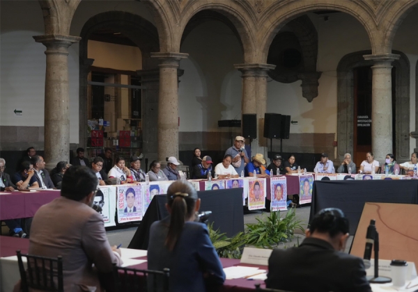 Sheinbaum se compromete a no olvidar el caso Ayotzinapa y seguir buscando justicia