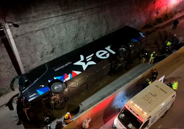 Autobús de Estrella Roja se vuelca en Periférico Ecológico de Puebla; reportan 21 personas lesionadas