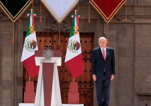 López Obrador entrega simbólicamente el Zócalo a Sheinbaum y llama a mantener sus políticas 