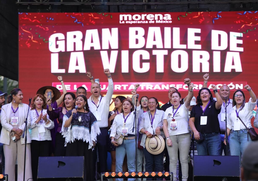 Con baile, Clara Brugada celebra su triunfo electoral en el Monumento a la Revolución