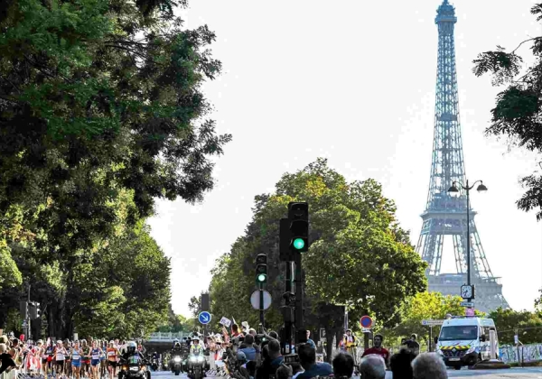 Desalojan la Torre Eiffel por hombre escalando horas antes de la clausura olímpica