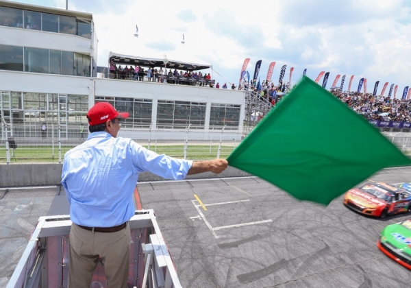 Preside Sergio Salomón banderazo inicial de la sexta fecha de la Nascar México Series