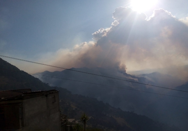 Por recrudecimiento de incendio forestal, gobierno estatal y especialistas determinan evacuar tres comunidades de Zacatlán