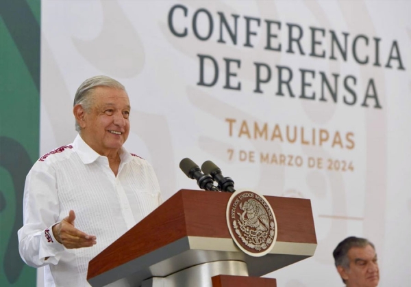 Descarta AMLO presentar denuncia por daños a puerta de Palacio Nacional