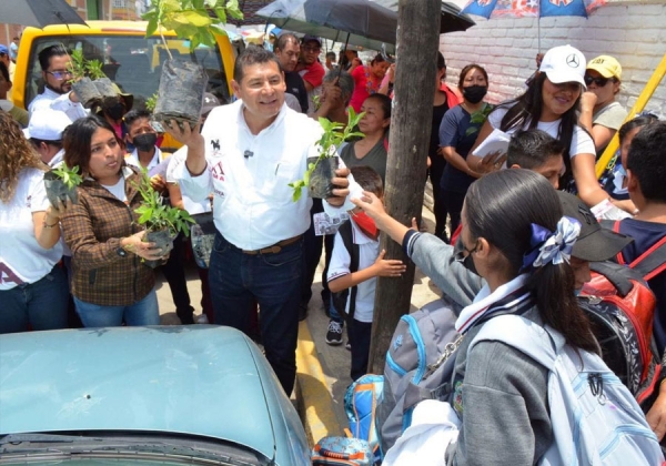 Armenta cumple su palabra de apoyar con agua a familias del norte de la capital