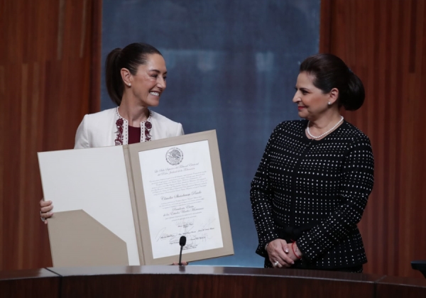 Claudia Sheinbaum recibe constancia como presidenta electa de México