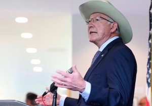 Ken Salazar rechaza culpabilidad de Estados Unidos en violencia en Sinaloa