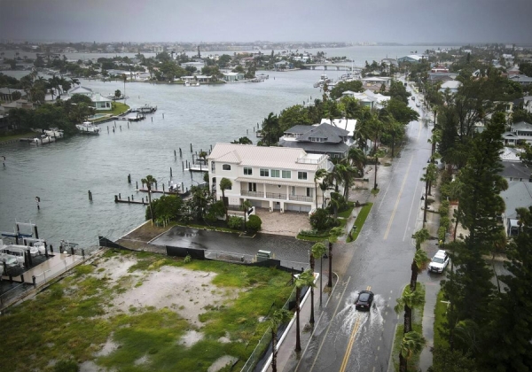 Alertan a la comunidad mexicana en Florida ante la llegada del huracán Debby