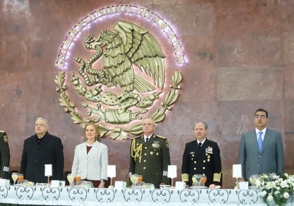 En Oriental, AMLO y Sergio Salomón presiden Ceremonia por Día del Ejército Mexicano