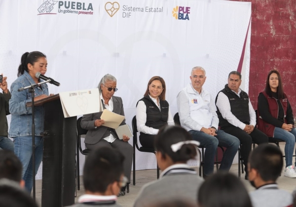 Equipa SEDIF desayunadores escolares en Puebla capital