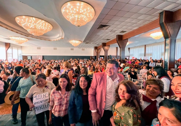 Mujeres unidas por Amor a Puebla se reúnen con el senador Armenta