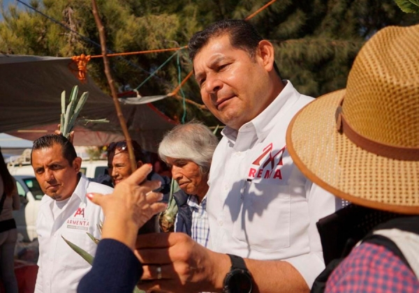 Armenta entrega magueyes en la mixteca para aprovechamiento de recursos naturales