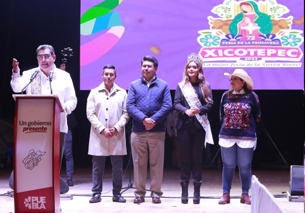 Llama Sergio Salomón a conservar las tradiciones y costumbres de Puebla