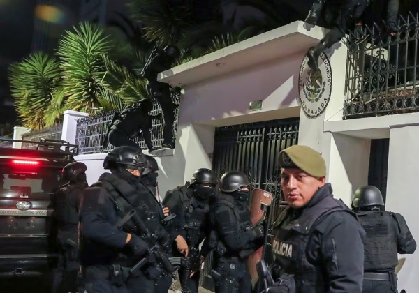 Diplomáticos retornan a México tras la ruptura de relaciones con Ecuador