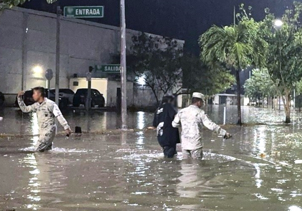 Apoyan Marina y GN a población por inundaciones en Chetumal