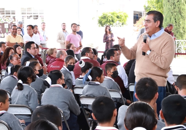 Con entrega de uniformes escolares, gobierno de Sergio Salomón reafirma compromiso con la educación