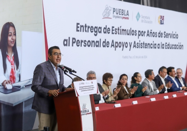 Entrega Sergio Salomón reconocimientos y medallas al personal de apoyo y asistencia a la educación