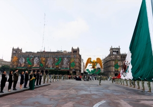 Encabeza López Obrador izamiento de bandera por sismos de 1985 y 2017 en el Zócalo