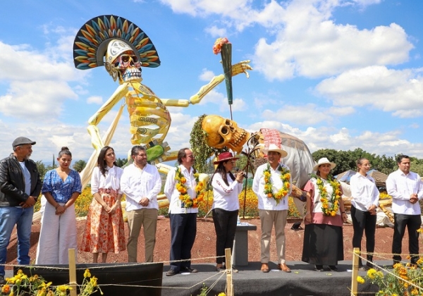 Con recorrido en el “Valle de Catrinas”, Sergio Salomón mantiene costumbres y tradiciones de Puebla