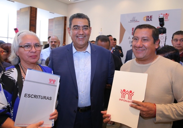 Con escrituras, gobierno de Puebla e INFONAVIT brindan certeza jurídica a poblanos