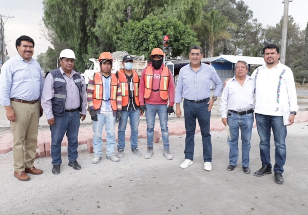 El gobernador Sergio Salomón supervisa obras de mejoramiento carretero