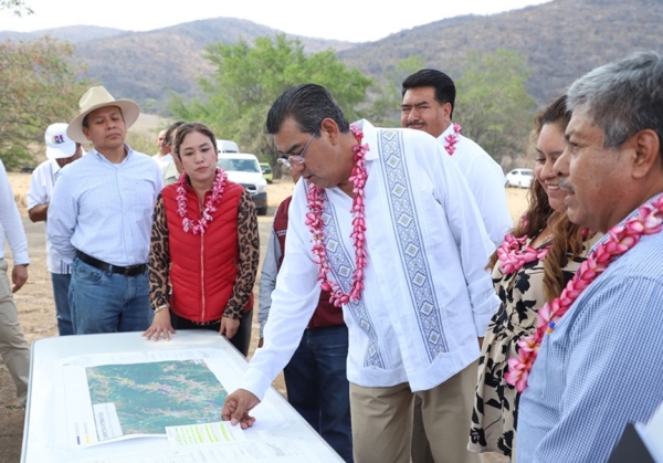 El gobernador Sergio Salomón supervisó los trabajos de la carretera Intermixteca