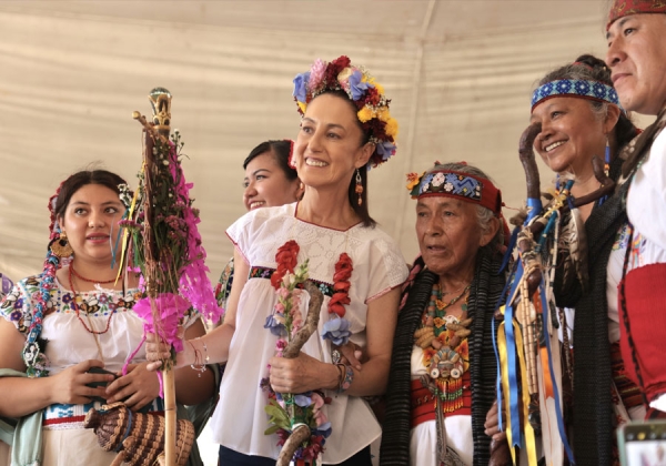 Claudia Sheinbaum recibió el bastón de mando los pueblos originarios de Xochimilco