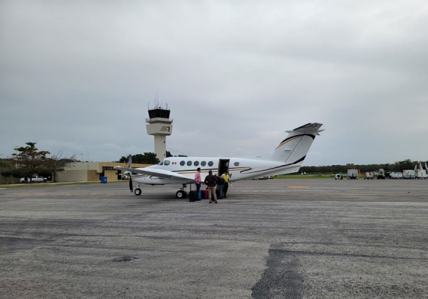 Xóchitl Gálvez viaja en avioneta privada de lujo llena de maletas