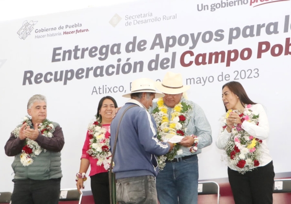 En Atlixco, gobierno de Sergio Salomón entrega programas para el campo