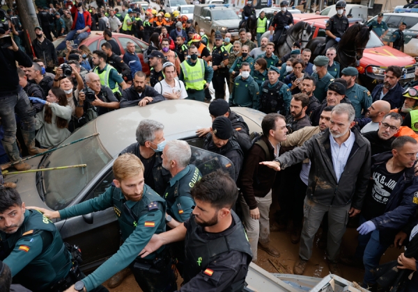 Sánchez confirma 211 muertos por inundaciones en Valencia; increpan a reyes