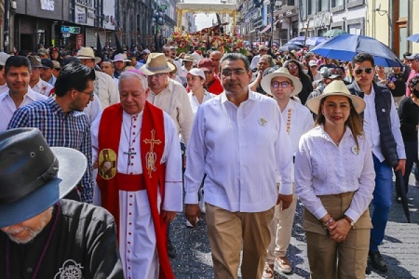 El gobernador Sergio Salomón participa en Procesión con el Arzobispo de Puebla