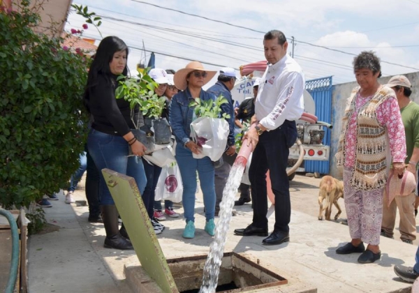 Armenta cumple y mantiene su compromiso de apoyar con pipas de agua a colonias de Puebla