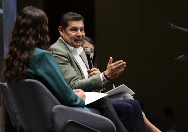 Armenta dialoga con jóvenes de la UPAEP en el conversatorio ‘Hablemos por México’