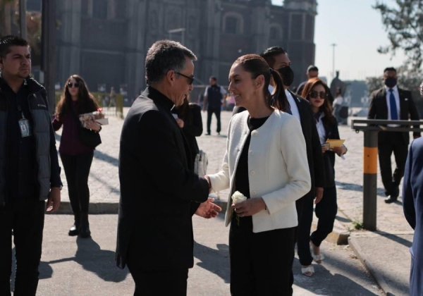 Entrega Sheinbaum rosa de plata bendecida por el Papa Francisco a la Basílica de Guadalupe