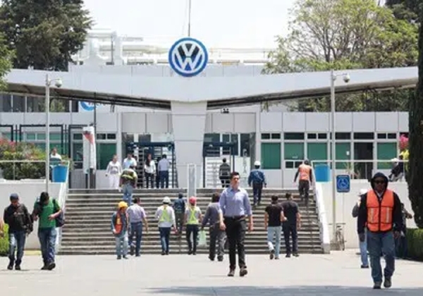 Admite México investigar despidos injustificados en planta de Volkswagen en Puebla