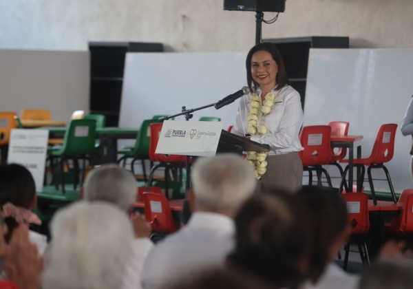 Entrega Gaby Bonilla equipamiento y aparatos rehabilitatorios en la Mixteca poblana