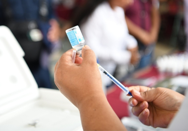 Comienza gobierno de Puebla vacunación contra influenza estacional y COVID-19