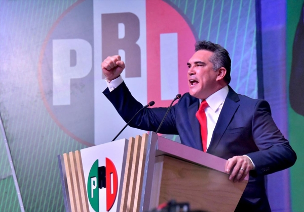 Alejandro Moreno oficializa su candidatura para la reelección en el PRI con Carolina Viggiano