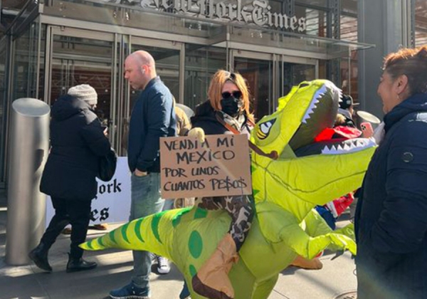 Protestan frente al NYT por publicación contra AMLO