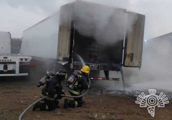 Controlan Bomberos de Puebla emergencia en depósito vehicular donde se evaporaban químicos