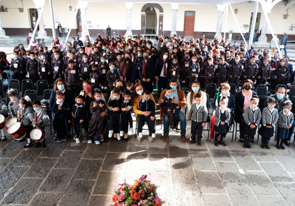 Inicia SEDIF entrega de uniformes a infantes de Centros de Asistencia Infantil