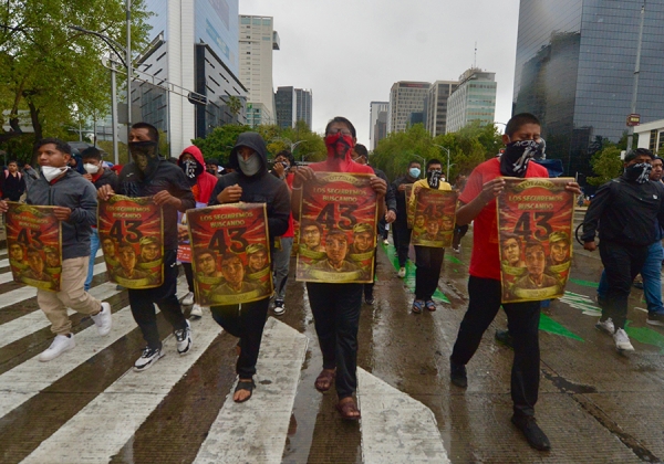 Padres de los 43 marchan a una década de la desaparición de Ayotzinapa