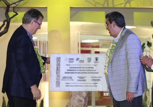 En Tepeaca, Sergio Salomón y Marcelo Ebrard inauguran oficina de SRE para expedición de pasaportes