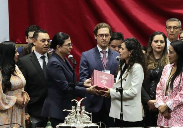 Luisa María Alcalde entrega Quinto Informe de Gobierno de AMLO al Congreso