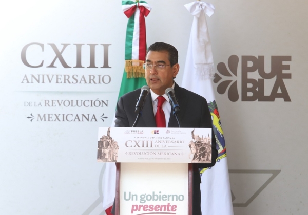 Con desfile y entrega de medalla “Carmen Serdán”, Puebla conmemora 113 Aniversario de la Revolución Mexicana