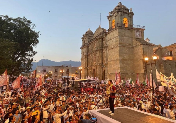 Claudia Sheinbaum encabezó una asamblea informativa en el zócalo de Oaxaca