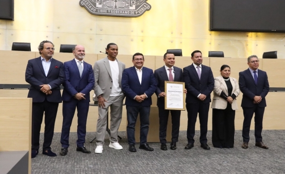 Reconocen en el Congreso del Estado al presidente del Club de Futbol Cruz Azul, Víctor Manuel Velázquez